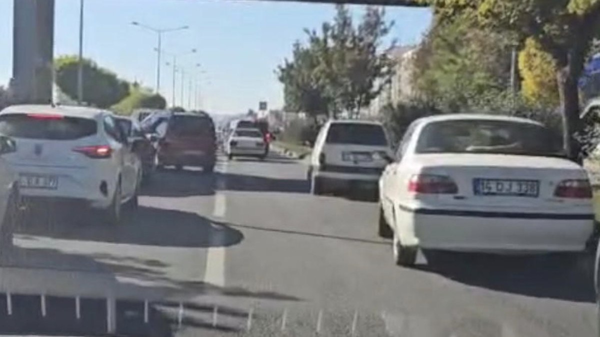 Bolu’da kaza nedeniyle tıkanan yol ‘fermuar yöntemi’ ile açıldı