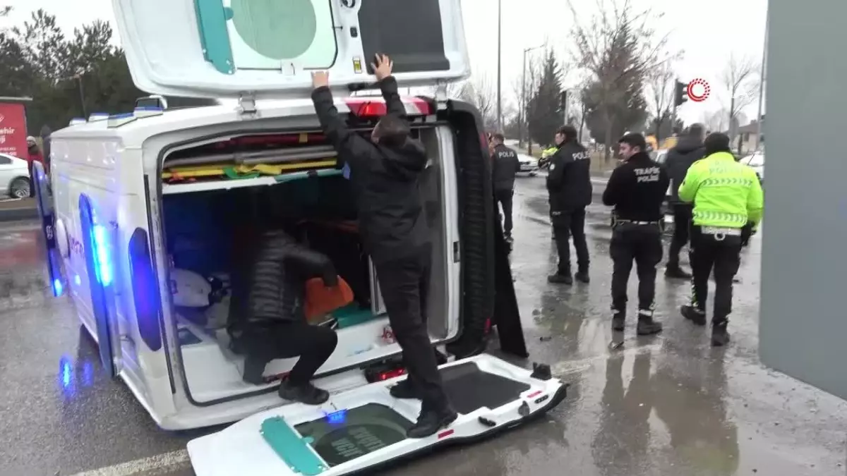 Ambulans-Otomobil Çarpıştı: 1 Yaralı