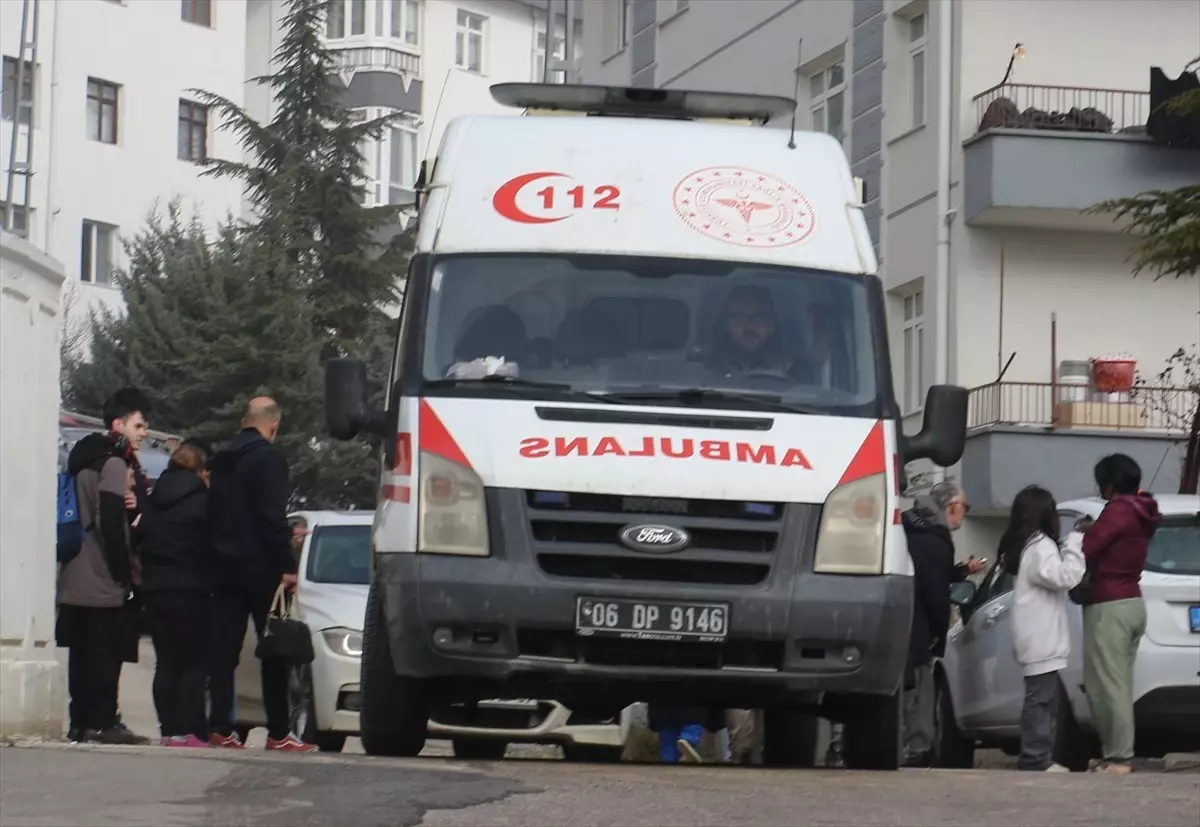 Keçiören’de Ev Yangını: 8 Kişi Dumandan Etkilendi