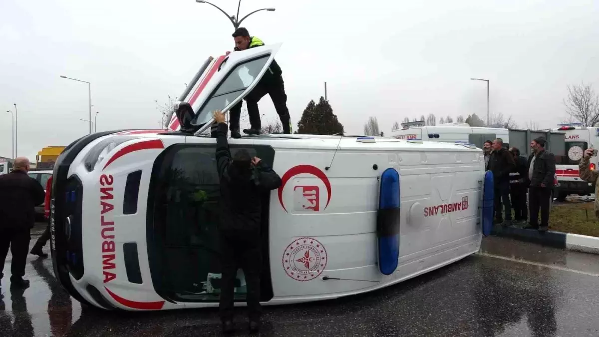 Kütahya’da Ambulans ile Otomobil Çarpıştı