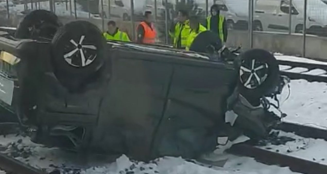 Gemiden saniyeler önce indirilen sıfır araç tren yoluna düştü!