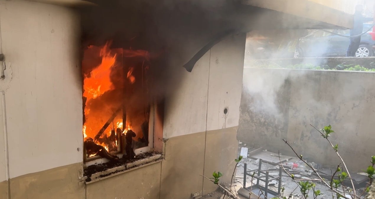 Avcılar’da boşaltılan binada yangın çıktı