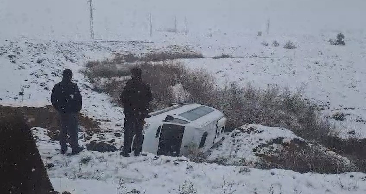 Bingöl’de işçi minibüsü şarampole devrildi: 9 yaralı