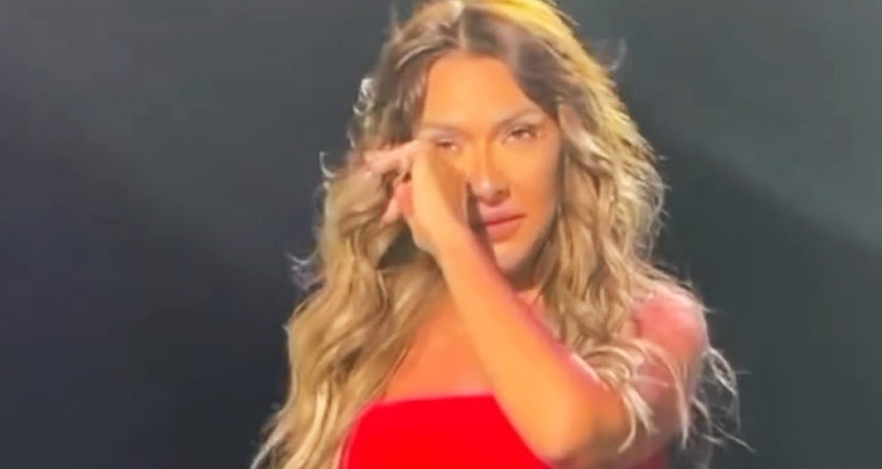 Hadise, Belçika konserinde gözyaşlarına boğuldu: Mahvoldum şu an
